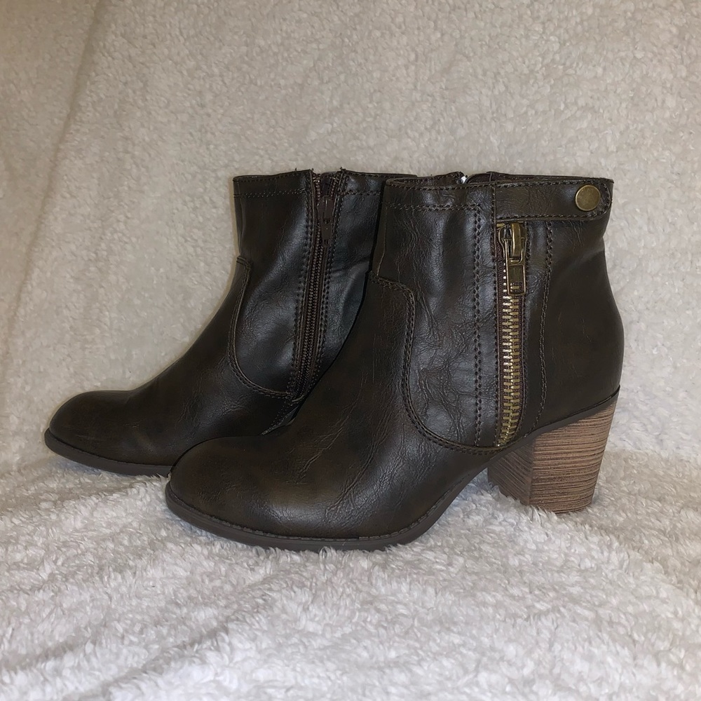 Crown Vintage brown booties, zipper side